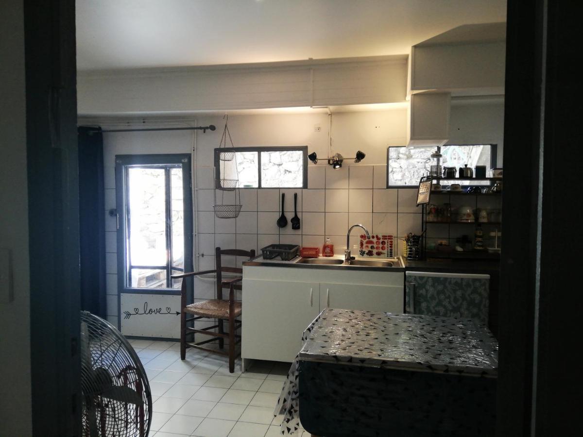 Charmant Appartement En Centre-Ville Medieval Gigean Екстериор снимка