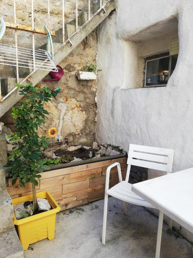 Charmant Appartement En Centre-Ville Medieval Gigean Екстериор снимка
