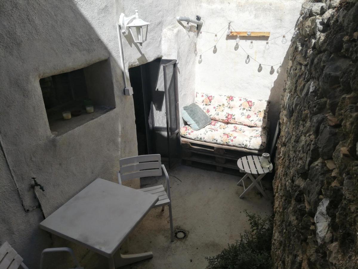 Charmant Appartement En Centre-Ville Medieval Gigean Екстериор снимка